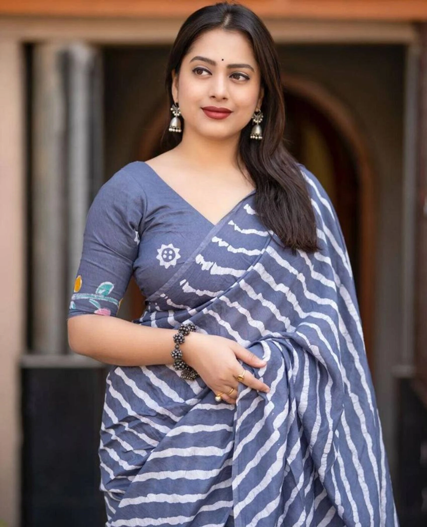 Shoploom Blocked Printed, Striped Bollywood Pure Cotton Saree (Grey)